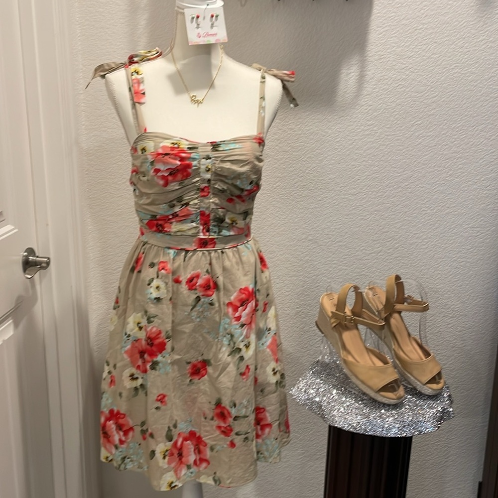M60 cottagecore dress. Zip w/tie straps. Lined. Great construction of this dress